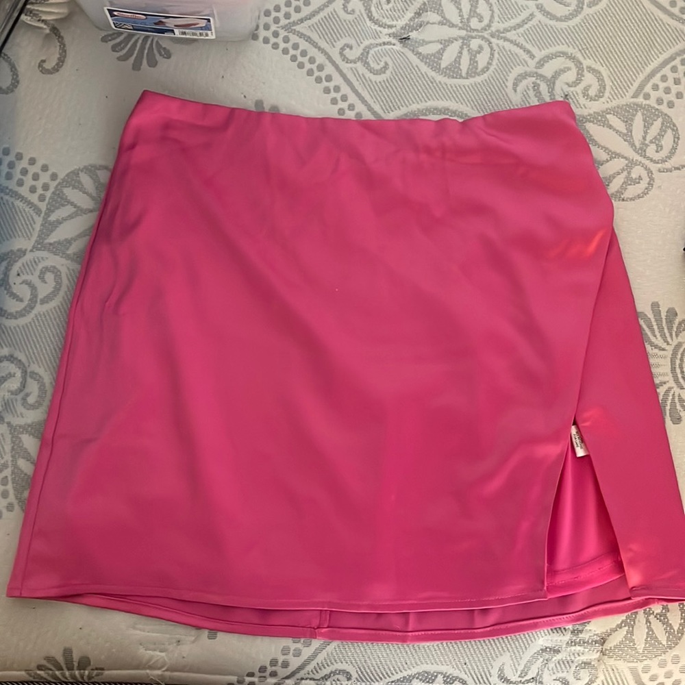 Size large. Fashion nova. Pink mini skirt w small slit